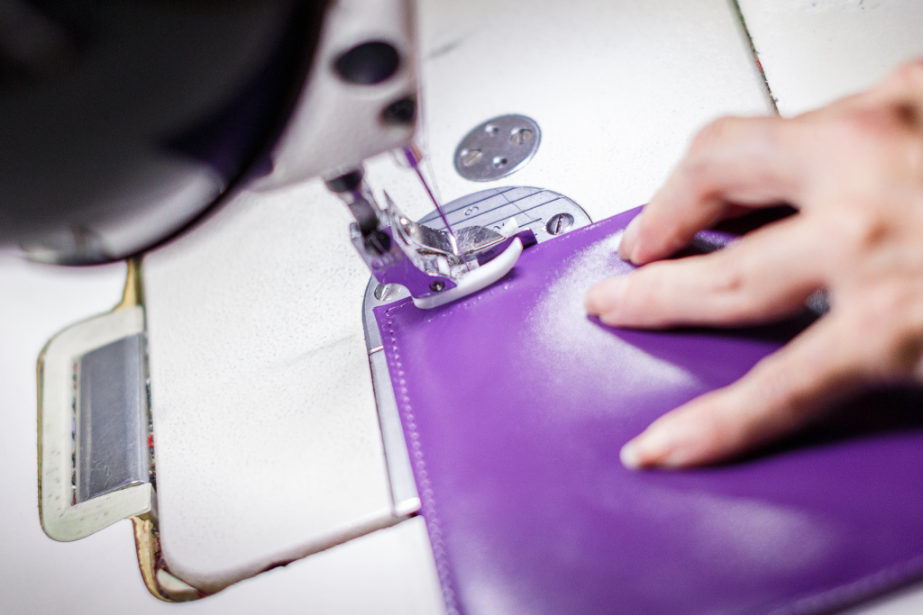 L'ATELIER SANCOUTURE est spcialise dans la cration unique d'accessoires de mode et dans la retouche  BESSINES prs de NIORT (79000)