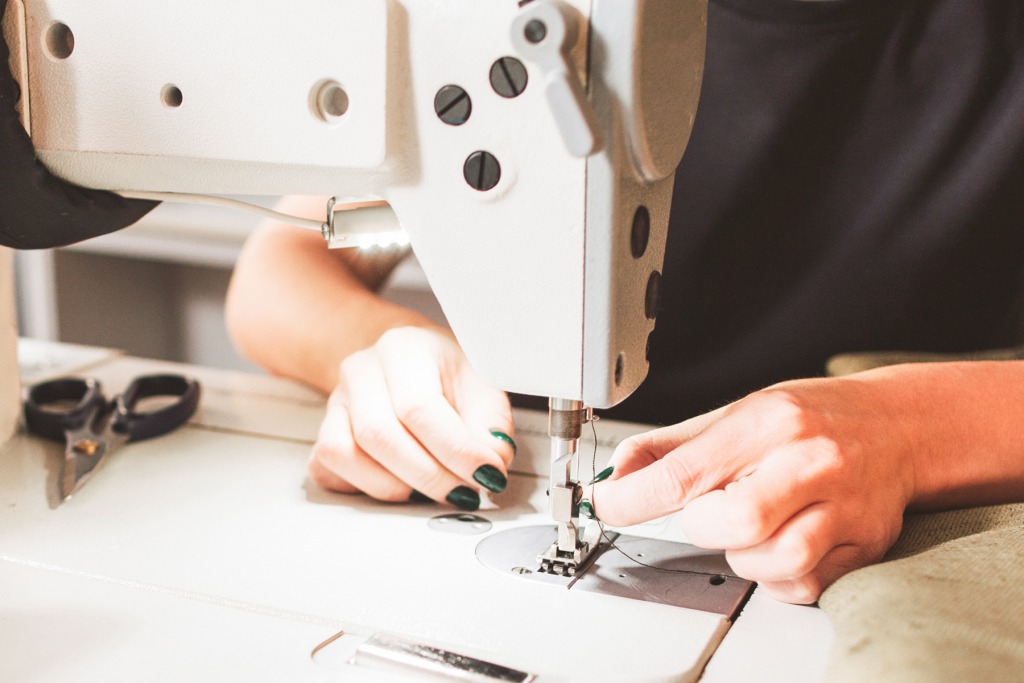 L'ATELIER SANCOUTURE est spcialise dans la cration unique d'accessoires de mode et dans la retouche  BESSINES prs de NIORT (79000)