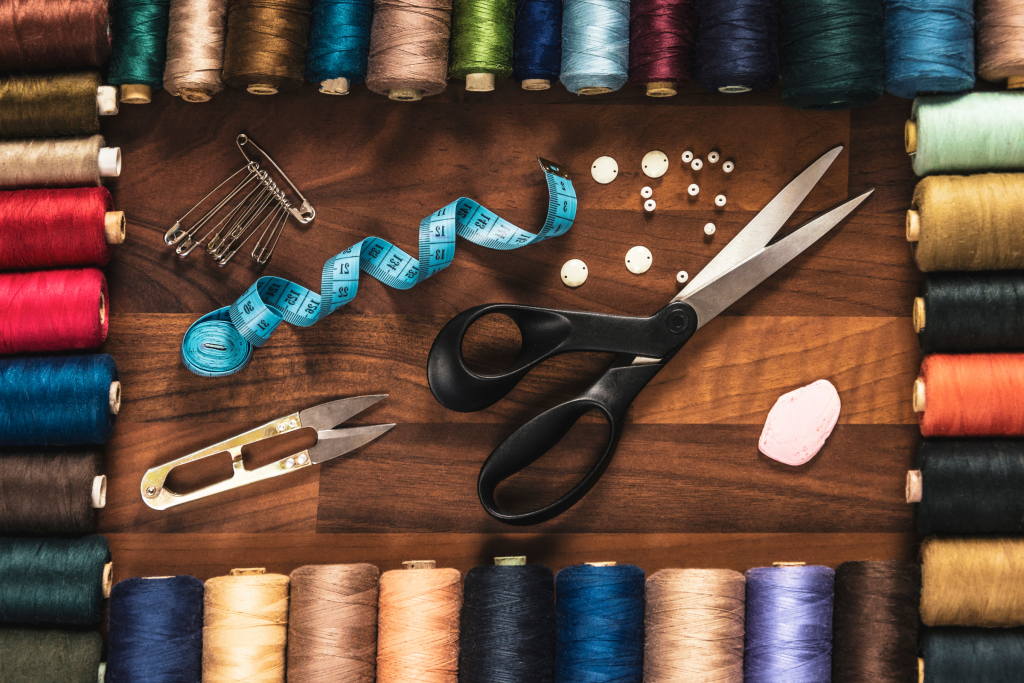 L'ATELIER SANCOUTURE est spcialise dans la cration unique d'accessoires de mode et dans la retouche  BESSINES prs de NIORT (79000)